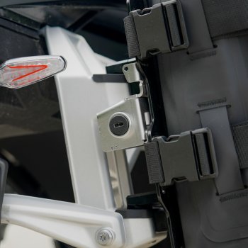 Sacoche latérale Khali en TPU 35L - 45L + plaque en aluminium droite BMW R1300GS ADV