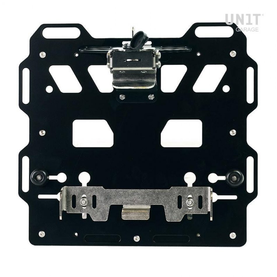 Sac en aluminium Atlas 34L sur le côté du silencieux