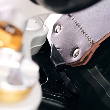 Porte-bagages avec bande de réservoir