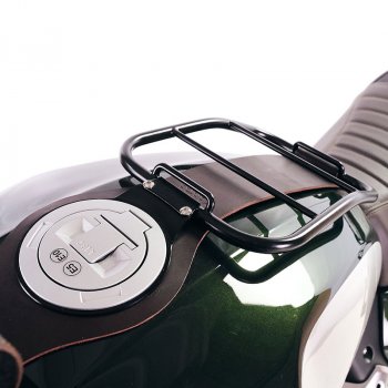 Porte-bagages avec bande de réservoir