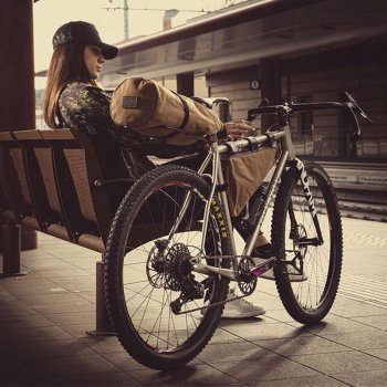 Porte-bagages pour tube de selle à dégagement rapide avec revêtement en cuir