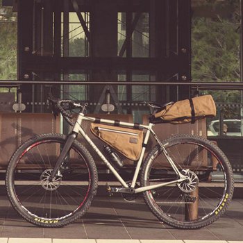 Porte-bagages pour tube de selle à dégagement rapide avec revêtement en cuir